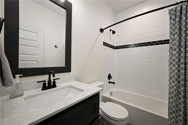 3045 NW Thoreau Lane, Lee's Summit, MO 64081