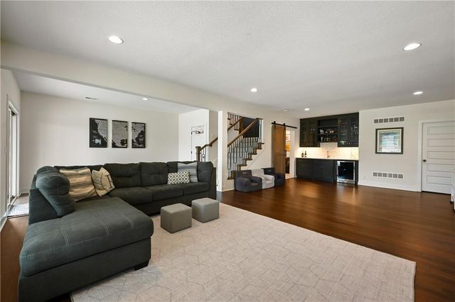 3045 NW Thoreau Lane, Lee's Summit, MO 64081