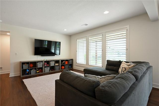 3045 NW Thoreau Lane, Lee's Summit, MO 64081