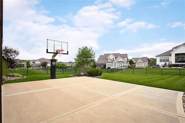 3045 NW Thoreau Lane, Lee's Summit, MO 64081