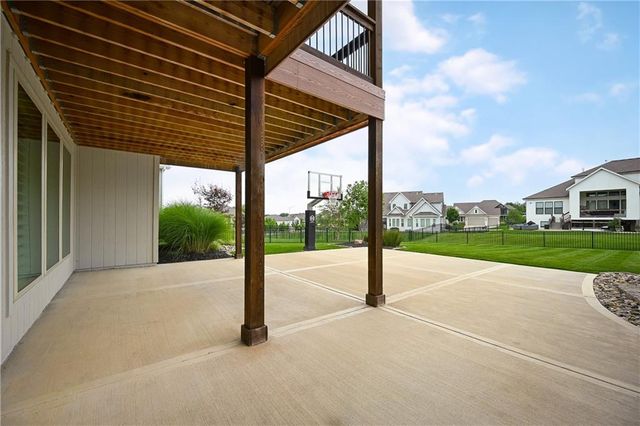 3045 NW Thoreau Lane, Lee's Summit, MO 64081