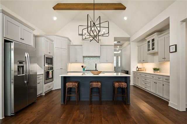 3045 NW Thoreau Lane, Lee's Summit, MO 64081