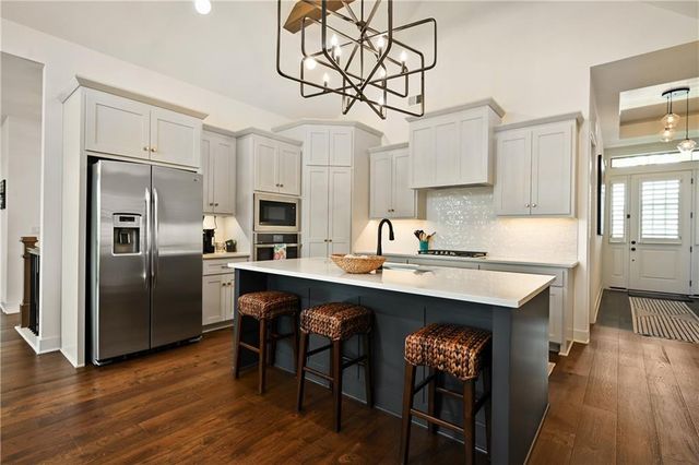 3045 NW Thoreau Lane, Lee's Summit, MO 64081