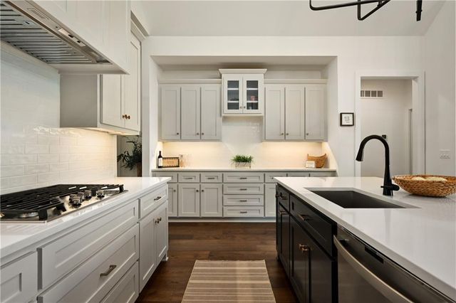 3045 NW Thoreau Lane, Lee's Summit, MO 64081