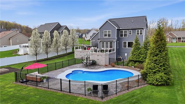 52 Copper Beech Run, Perinton, NY 14450