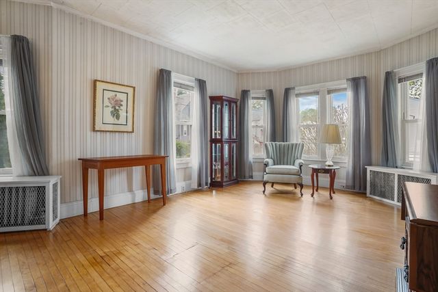122 S Walker St, Lowell, MA 01851