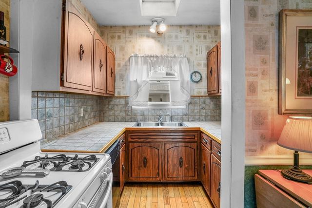 122 S Walker St, Lowell, MA 01851