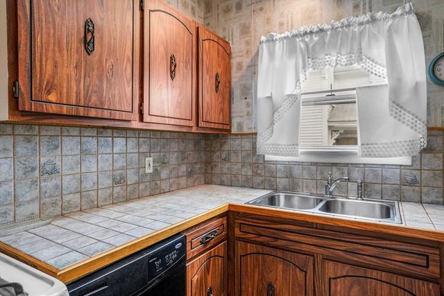 122 S Walker St, Lowell, MA 01851