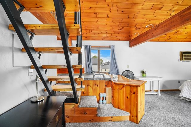 122 S Walker St, Lowell, MA 01851