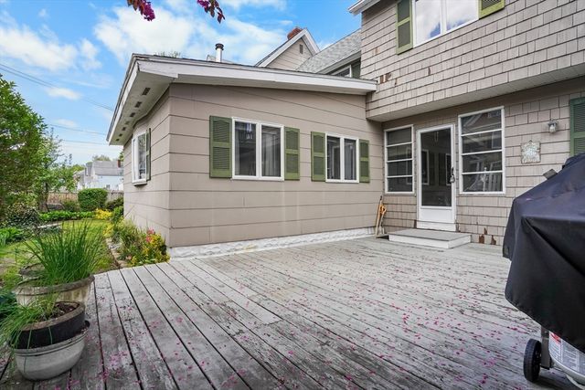 122 S Walker St, Lowell, MA 01851