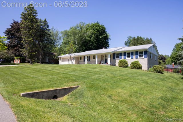 724 Sandstone Drive, Rochester Hills, MI 48309