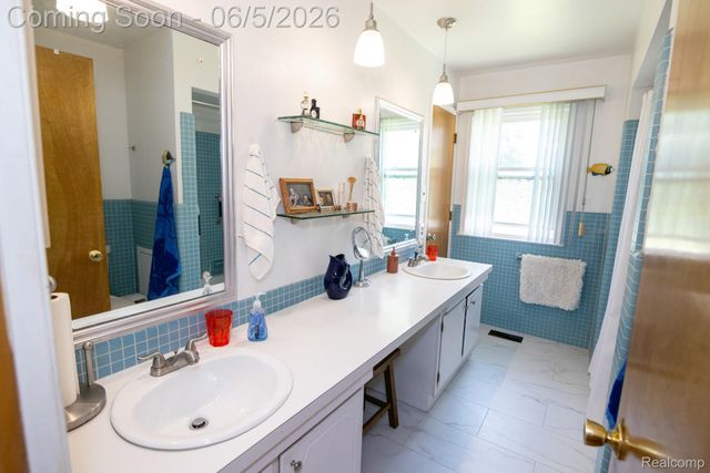 724 Sandstone Drive, Rochester Hills, MI 48309