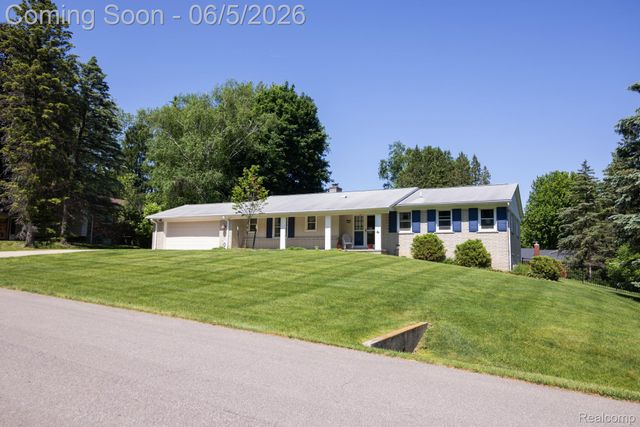 724 Sandstone Drive, Rochester Hills, MI 48309