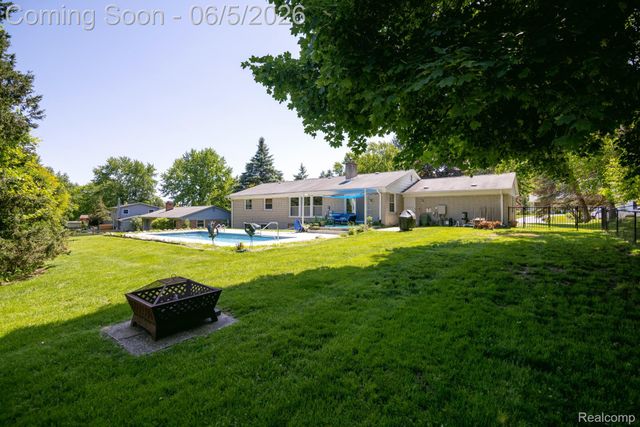 724 Sandstone Drive, Rochester Hills, MI 48309