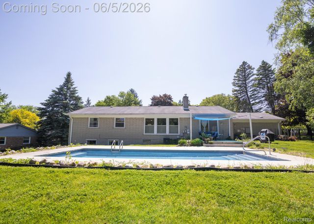 724 Sandstone Drive, Rochester Hills, MI 48309