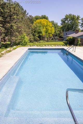 724 Sandstone Drive, Rochester Hills, MI 48309