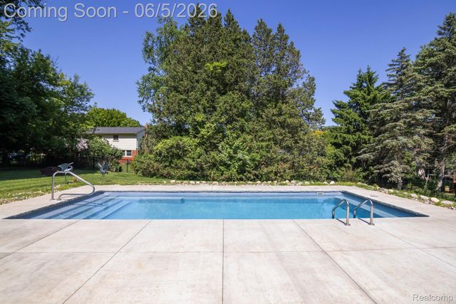 724 Sandstone Drive, Rochester Hills, MI 48309