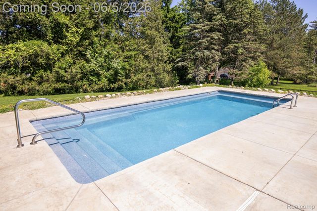 724 Sandstone Drive, Rochester Hills, MI 48309