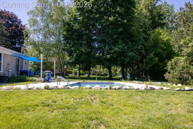 724 Sandstone Drive, Rochester Hills, MI 48309