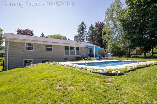 724 Sandstone Drive, Rochester Hills, MI 48309