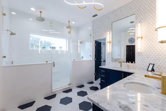 20516 Queen Bee LN, Spicewood, TX 78669