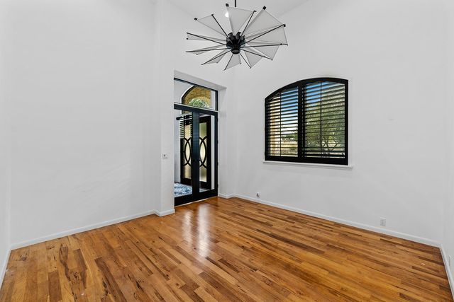 20516 Queen Bee LN, Spicewood, TX 78669