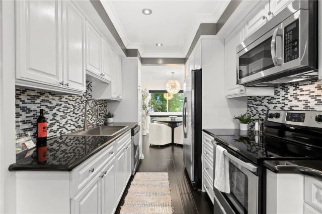 1203 N Sweetzer 118, West Hollywood, CA 90069