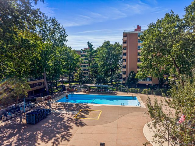 162-40 9th Avenue 8D, Beechhurst, NY 11357