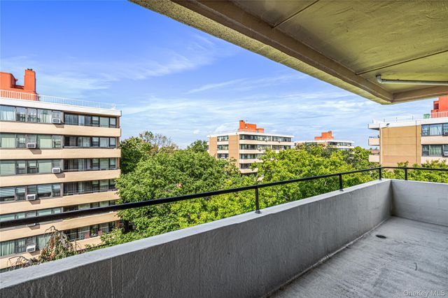 162-40 9th Avenue 8D, Beechhurst, NY 11357