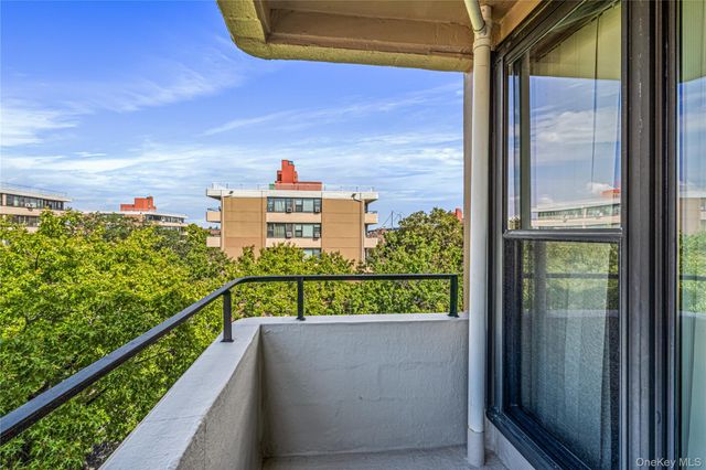162-40 9th Avenue 8D, Beechhurst, NY 11357