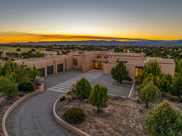 26 Bishops Dome Road, Santa Fe, NM 87506
