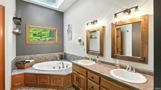 102 Greenhurst Court, Auburn, IN 46706