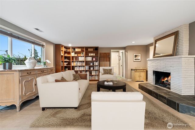 9829 Hilltop Road, Bellevue, WA 98004