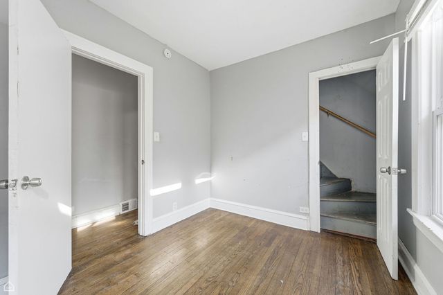 8111 S Manistee Avenue, Chicago, IL 60617