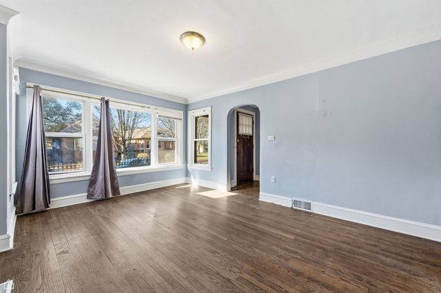 8111 S Manistee Avenue, Chicago, IL 60617