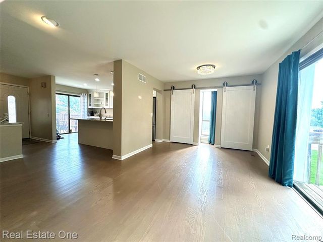 410 Willow Grove Lane, Rochester Hills, MI 48307