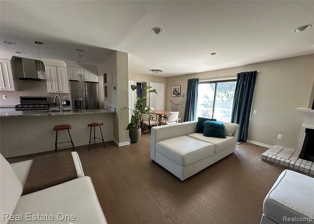 410 Willow Grove Lane, Rochester Hills, MI 48307