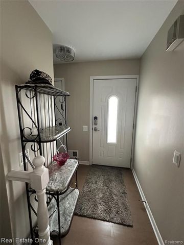 410 Willow Grove Lane, Rochester Hills, MI 48307