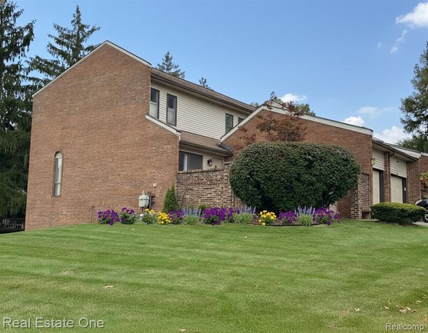410 Willow Grove Lane, Rochester Hills, MI 48307