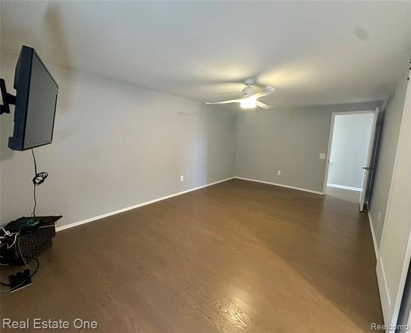 410 Willow Grove Lane, Rochester Hills, MI 48307