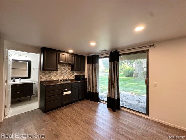 410 Willow Grove Lane, Rochester Hills, MI 48307