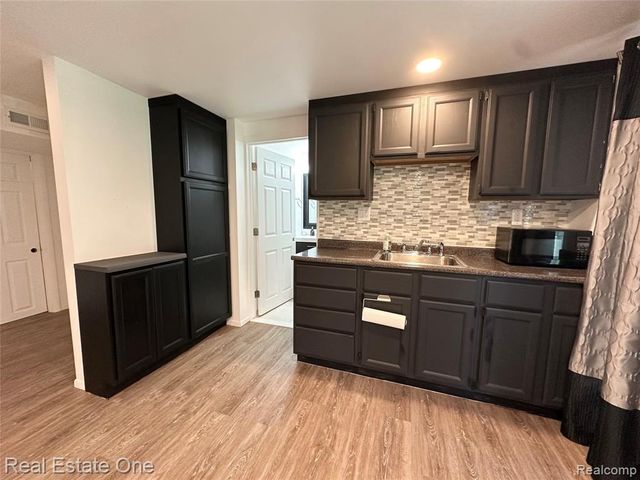 410 Willow Grove Lane, Rochester Hills, MI 48307