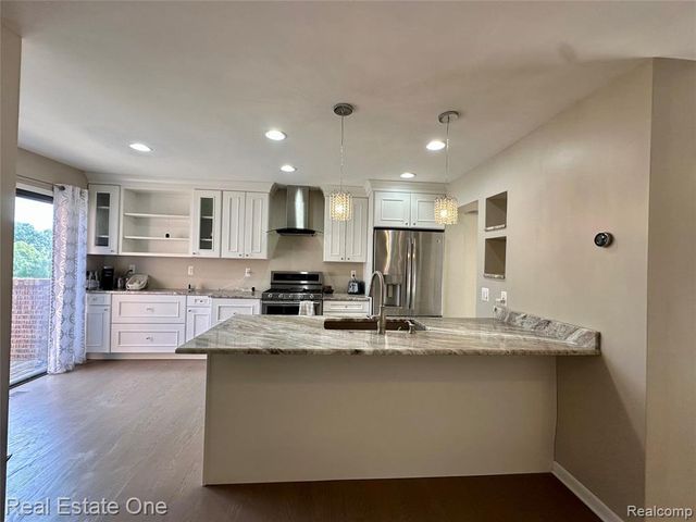 410 Willow Grove Lane, Rochester Hills, MI 48307