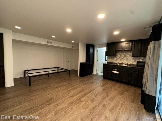 410 Willow Grove Lane, Rochester Hills, MI 48307