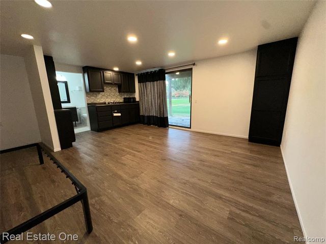 410 Willow Grove Lane, Rochester Hills, MI 48307