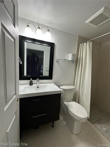 410 Willow Grove Lane, Rochester Hills, MI 48307