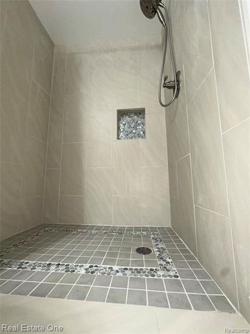 410 Willow Grove Lane, Rochester Hills, MI 48307