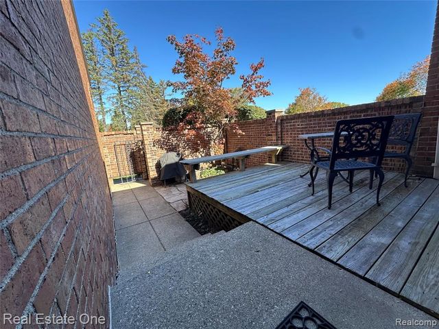 410 Willow Grove Lane, Rochester Hills, MI 48307