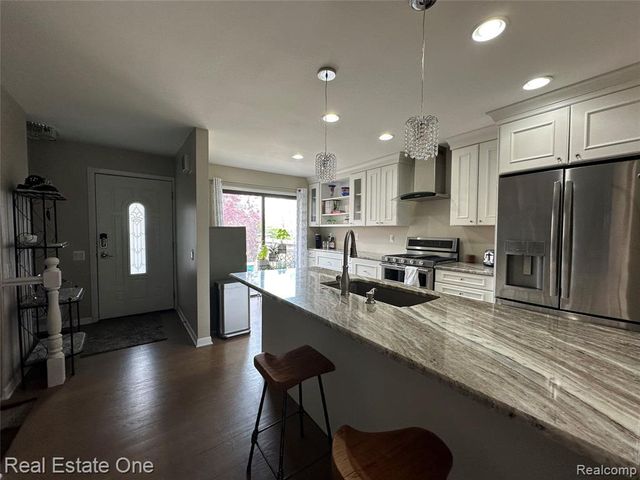 410 Willow Grove Lane, Rochester Hills, MI 48307