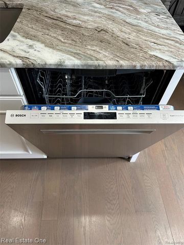 410 Willow Grove Lane, Rochester Hills, MI 48307